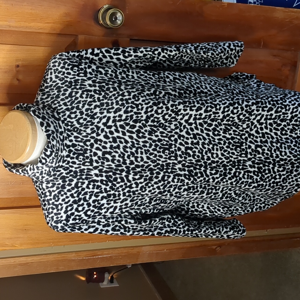 HAMPTON ROW* velour black and white mock neck long sleeve cheetah print top szXL